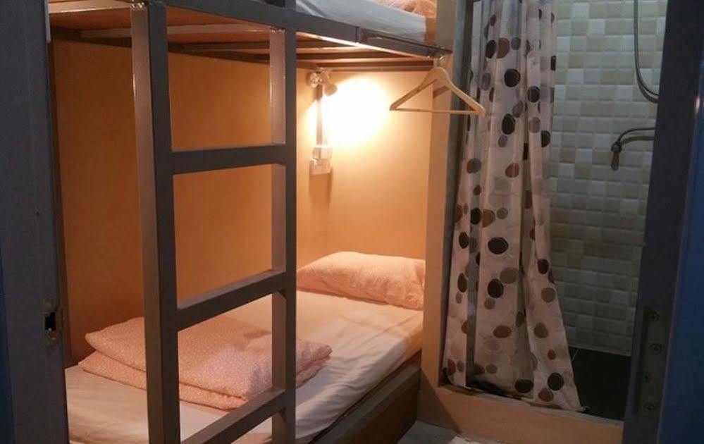 Green Home Hostel And Massage Bangkok Eksteriør billede
